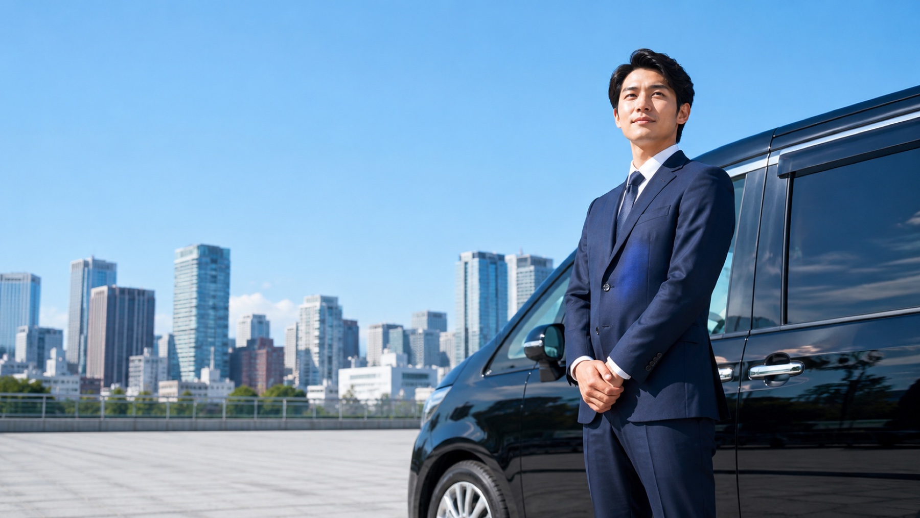 車両のそばに立つドライバー